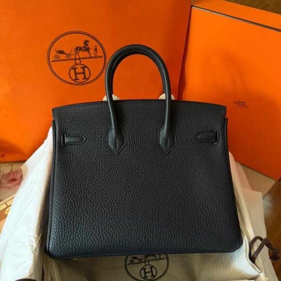 Classic Hermes Bag: A Stylish and Versatile Choice for Elegance - Picture 3 of 4